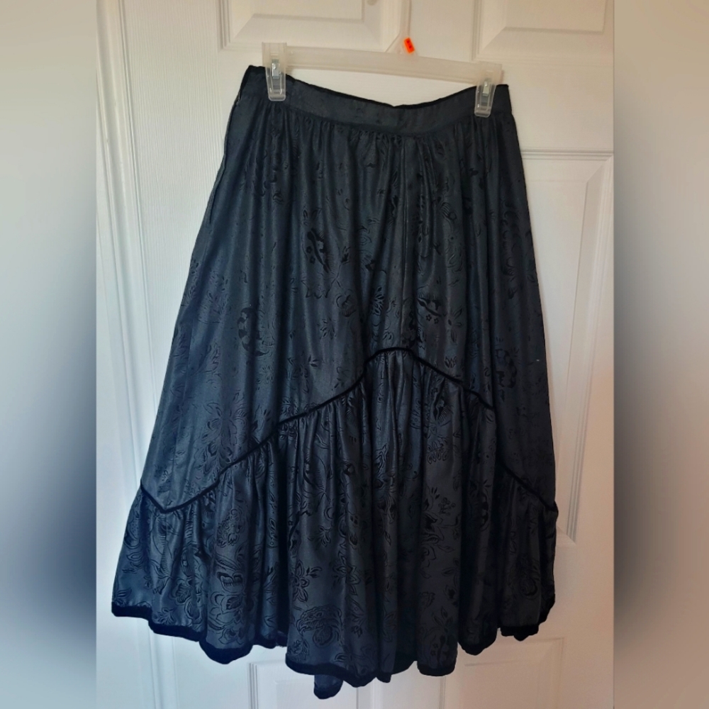 Gorgeous vintage skirt! Black